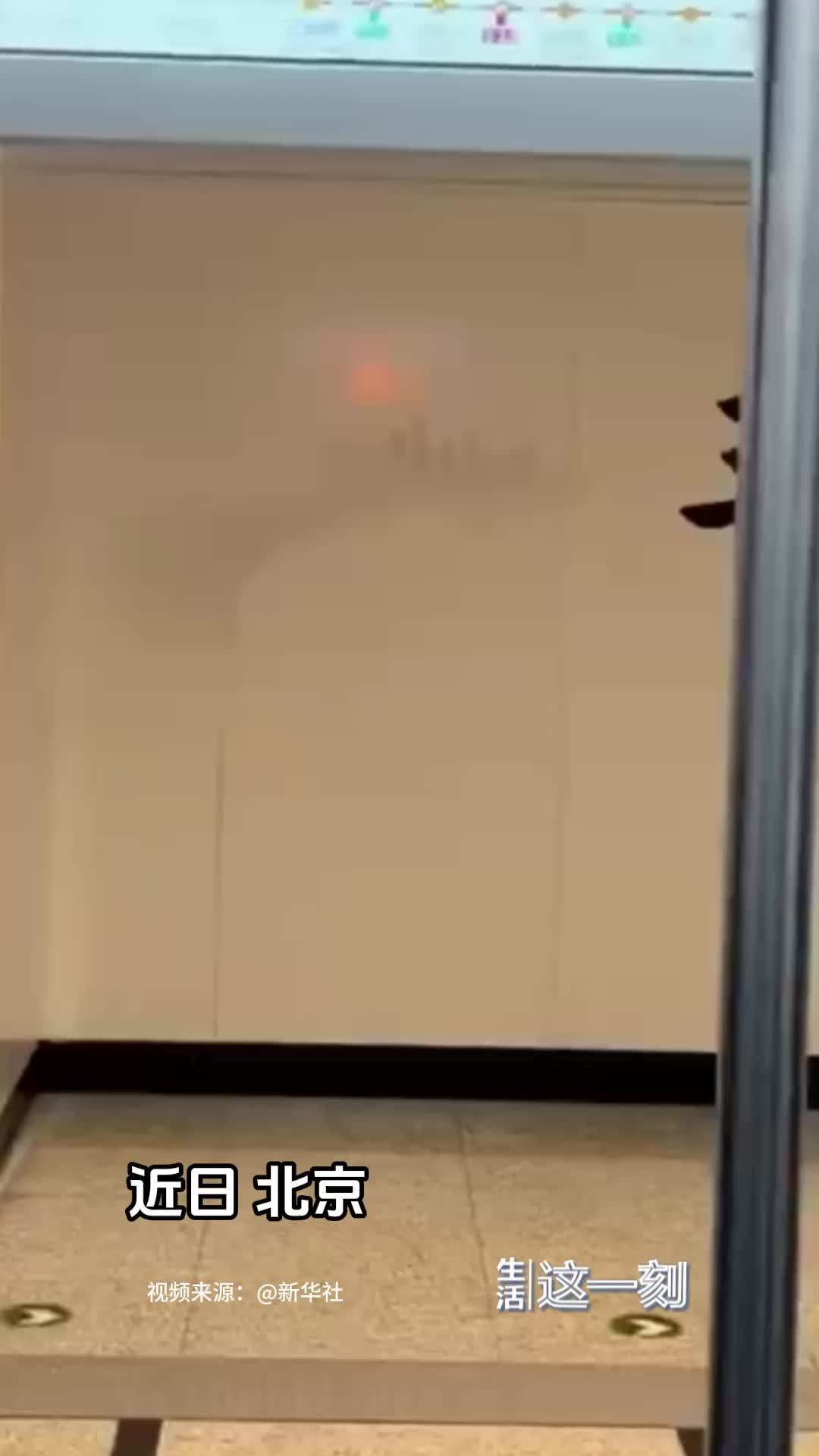 地铁指示灯亮起让画中城市苏醒