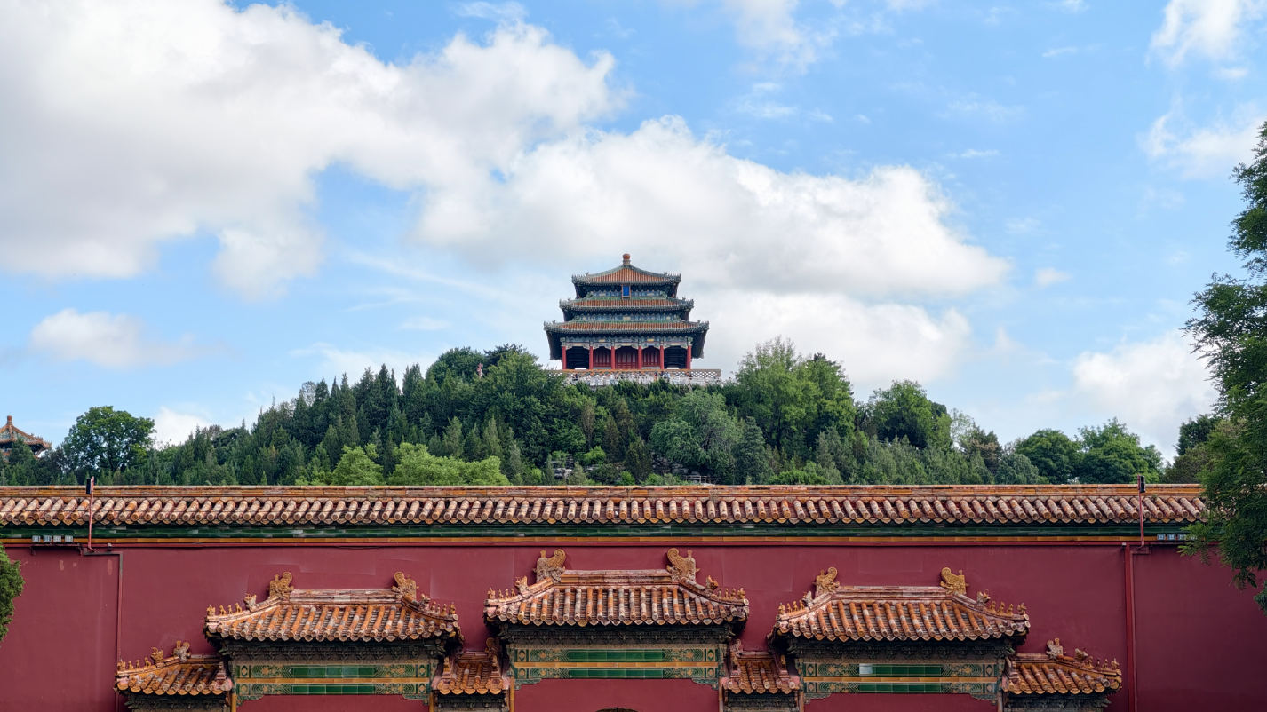 景山雨后：天蓝云白，古建如洗