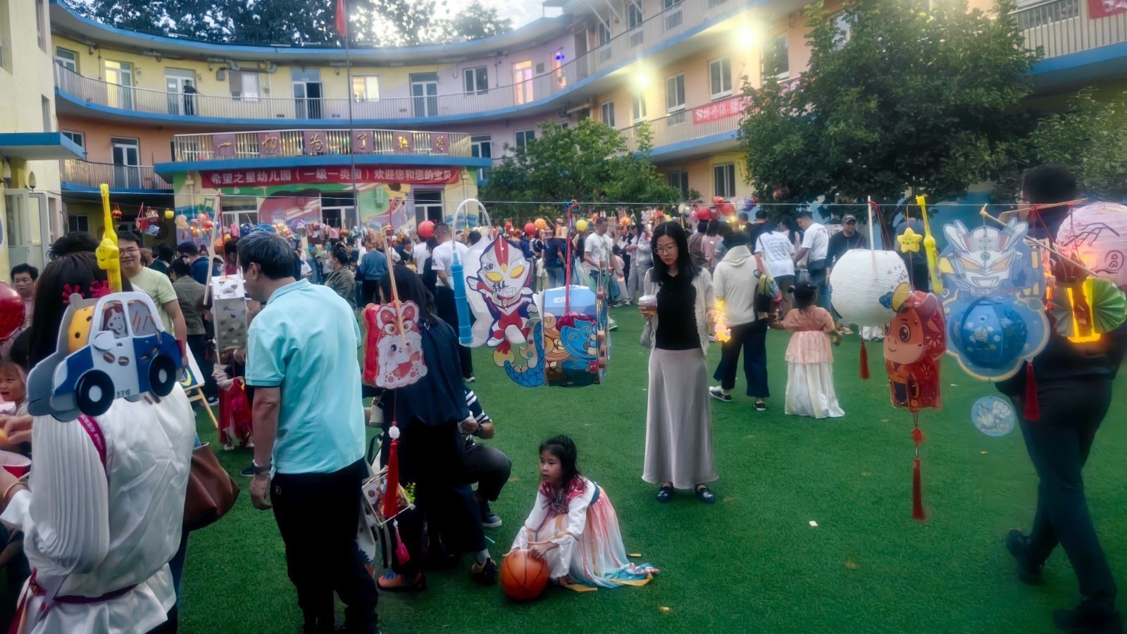 石景山鲁谷街道重兴园社区携手辖区幼儿园开展中秋游园会