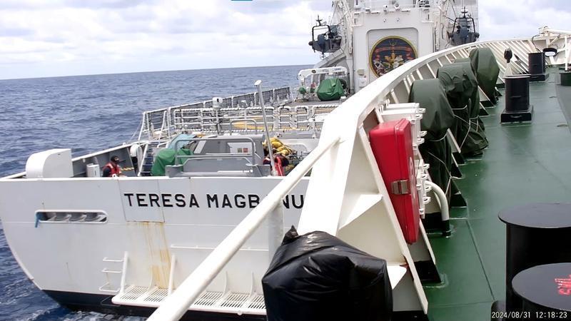 菲律宾9701号船故意冲撞中国海警5205舰 菲律宾9701号船故意冲撞中国海警5205舰