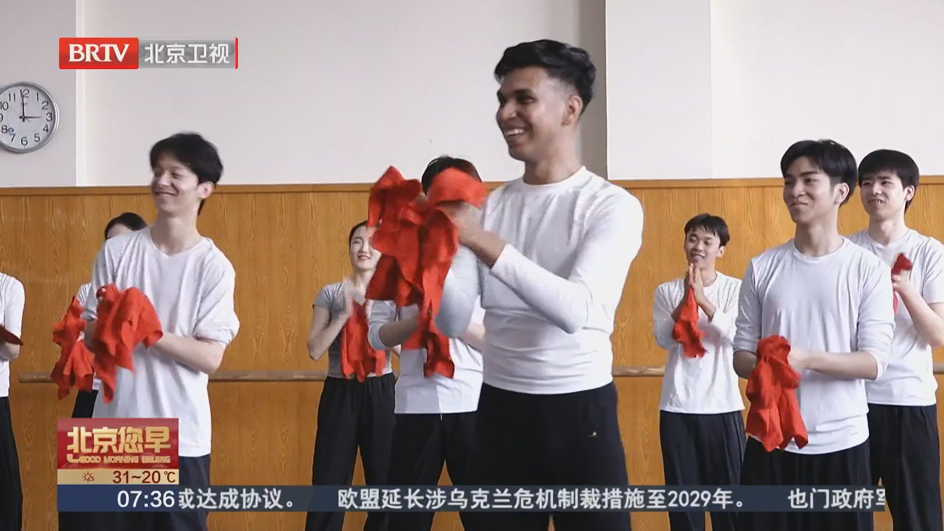 加勒比小伙“扭”进北舞课堂 一个留学生与中国民族舞的奇妙相遇 加勒比小伙“扭”进北舞课堂 一个留学生与中国民族舞的奇妙相遇