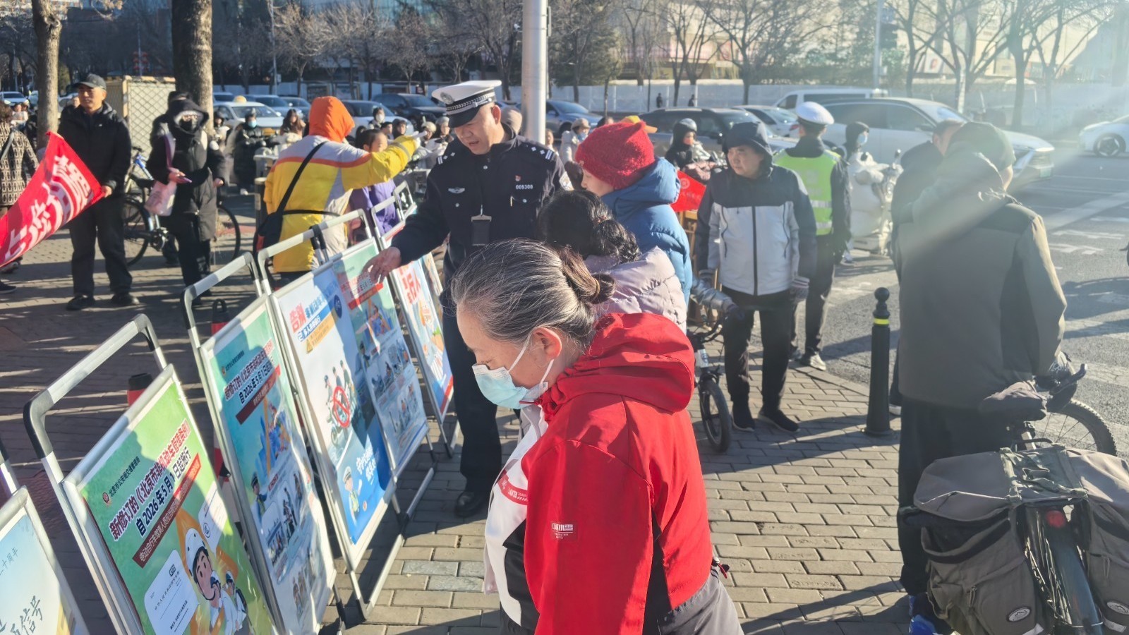 清河大队开展“一盔一带”主题宣传 筑牢道路交通安全防线 清河大队开展“一盔一带”主题宣传 筑牢道路交通安全防线