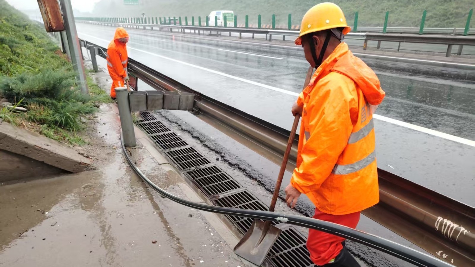 “迎风沐雨”显柔情––首发养护人员保障高速公路汛期顺畅安全