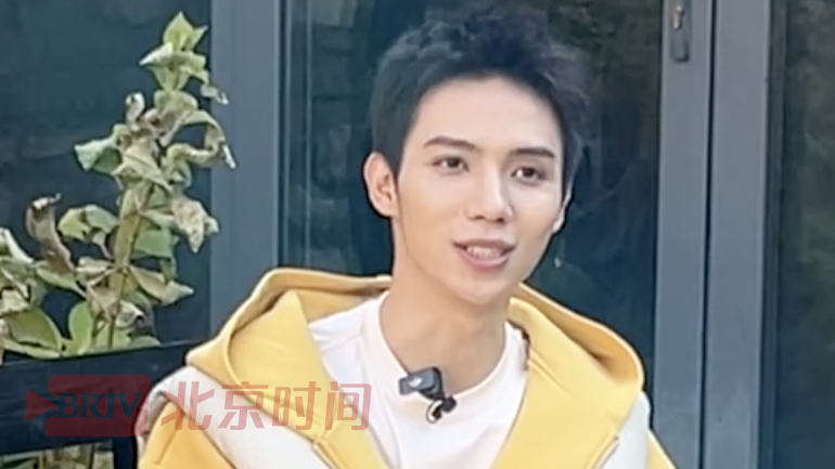 “乡约食光”京超开打！罗一舟私下化身 “贴膜大师”贴完你的贴你的