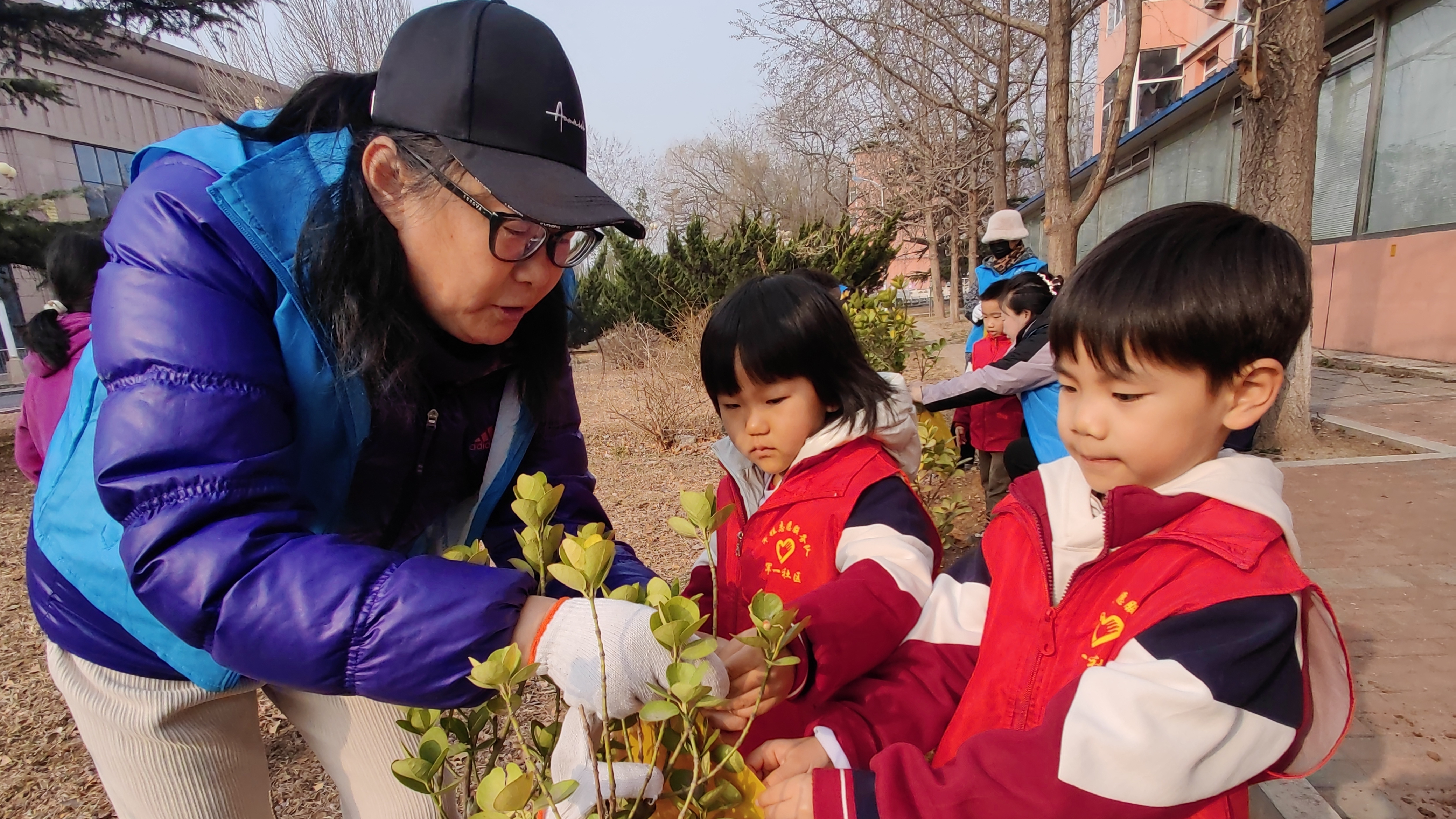 大手牵小手 植绿护绿共筑幸福家园