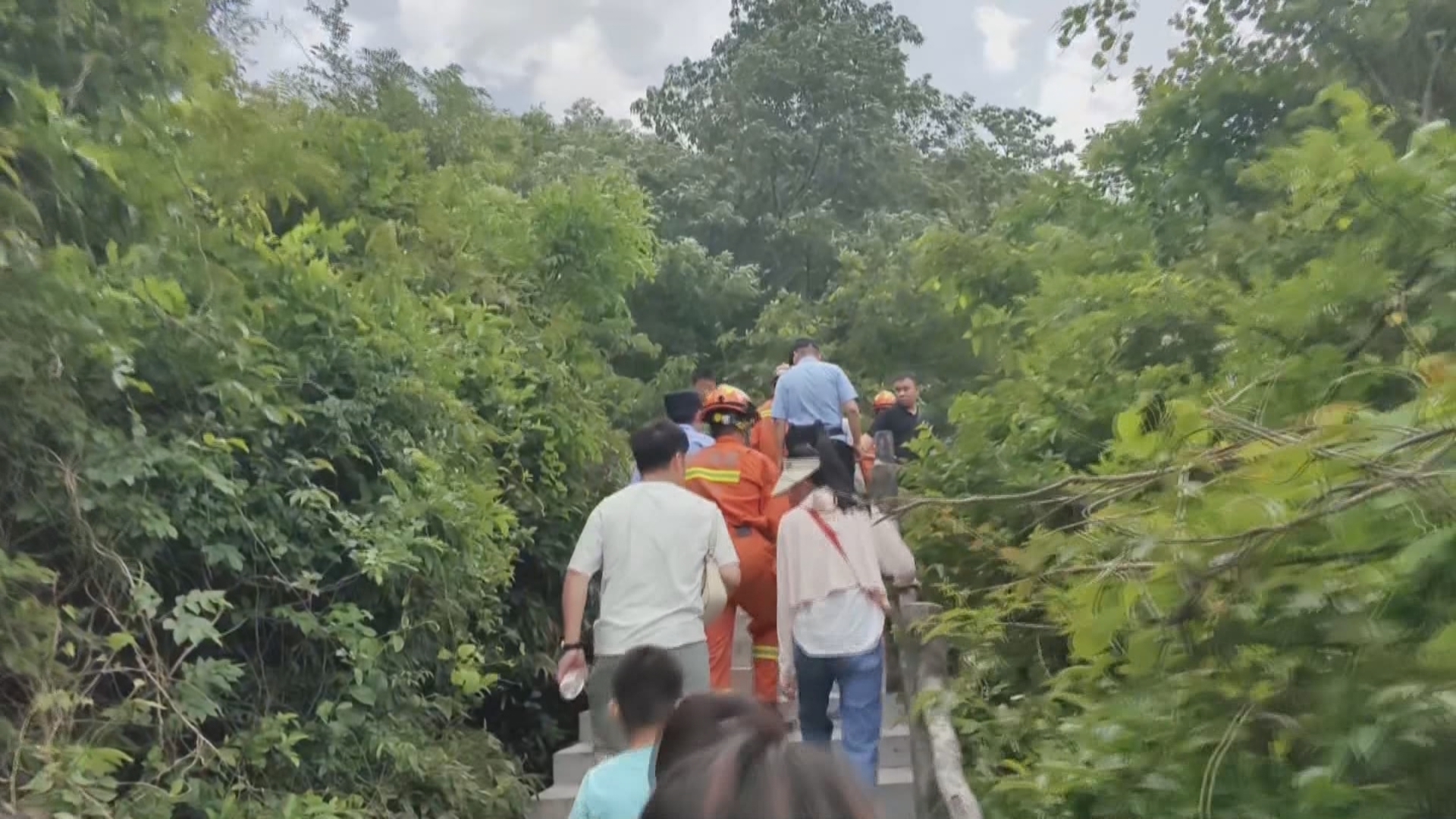 游客登山摔下山崖 消防救援紧急出动