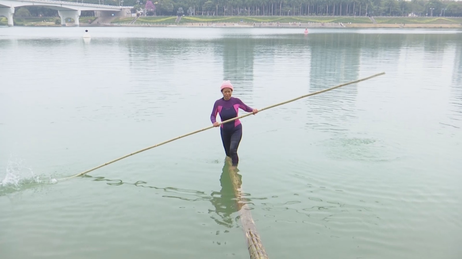 邕江惊现“独竹漂” 一根竹子玩起“水上轻功” 邕江惊现“独竹漂” 一根竹子玩起“水上轻功”