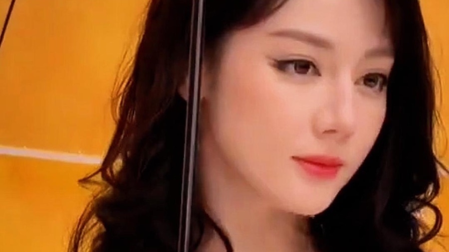 迪丽热巴现身南京参加品牌线下活动，身着一袭蓝色礼服优雅登场