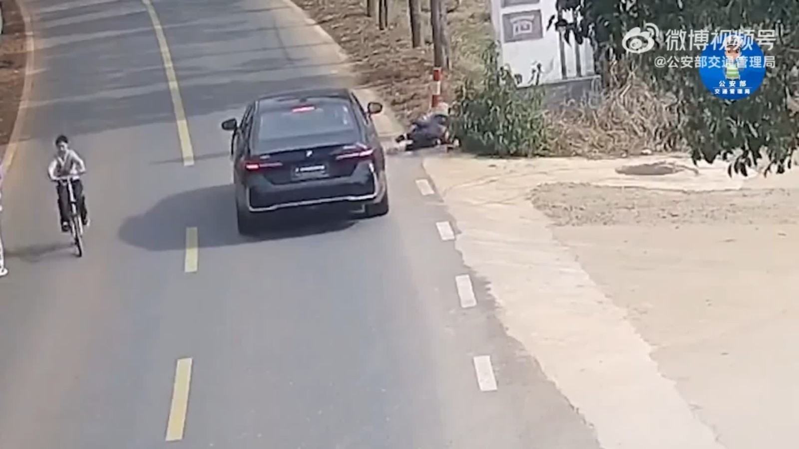 9岁男童跑步过马路，被撞得翻一跟斗！