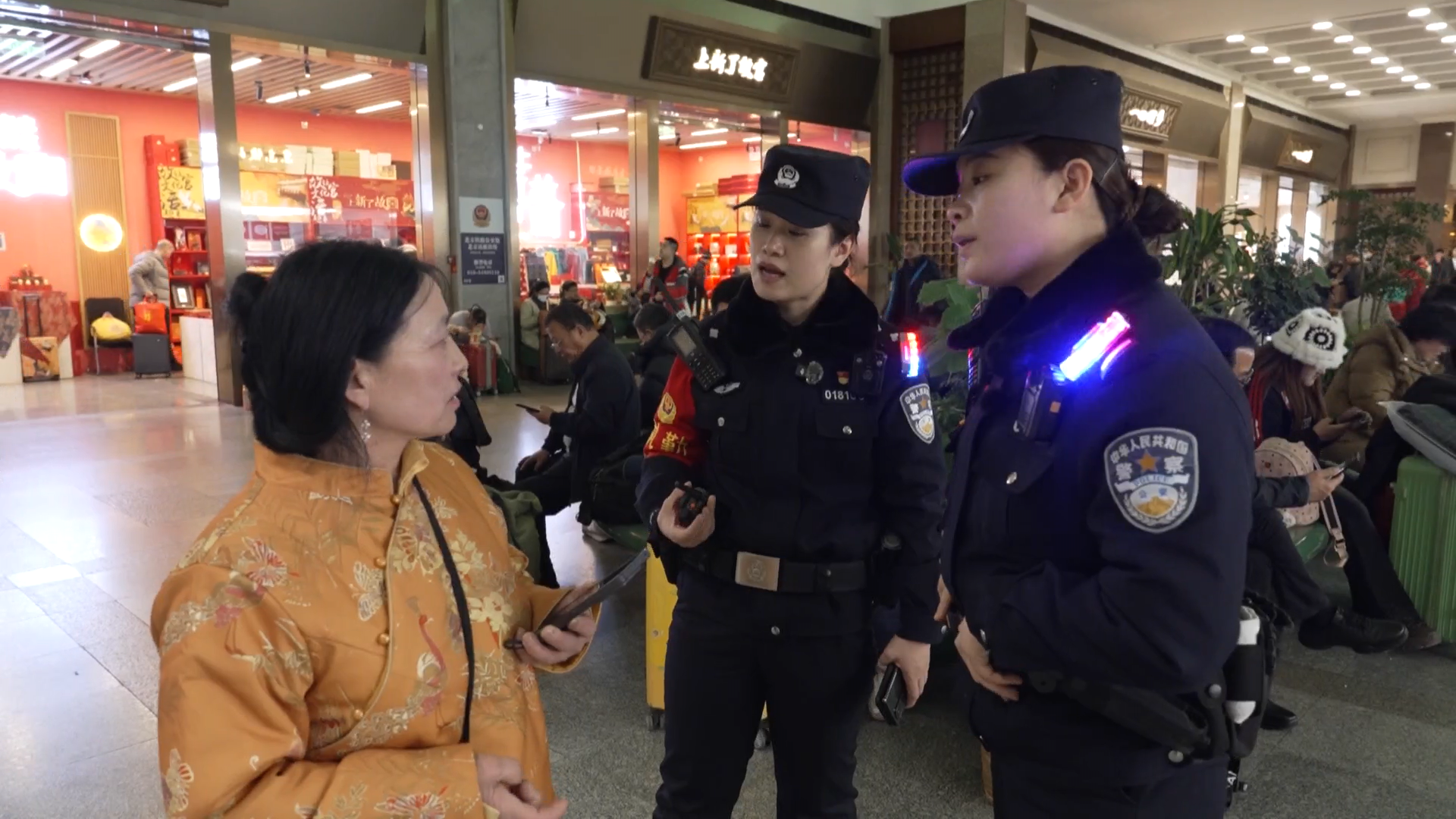 站台狂奔找回旅客失物 春运旅途上的警花搭档