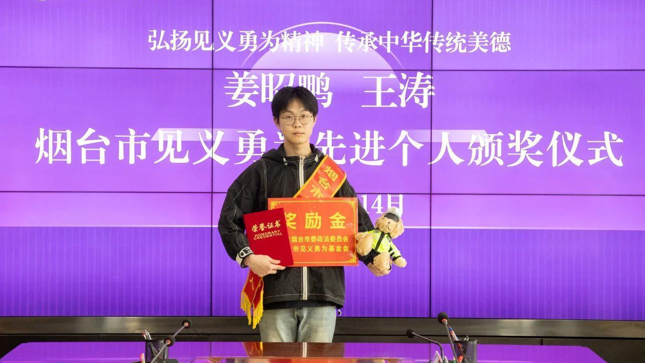 祝金榜题名！为救同学缺考的小伙完成补考