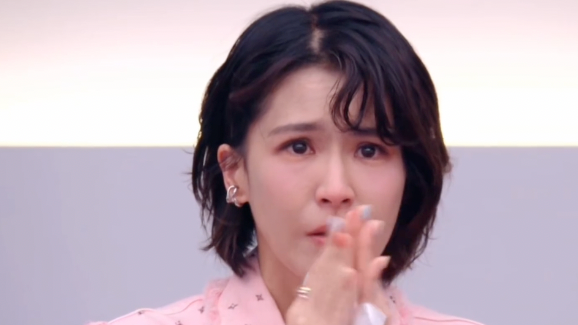 黄灿灿一开口台下曾沛慈泪流满面 黄灿灿一开口台下曾沛慈泪流满面