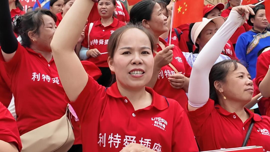 榕江寿洞村100多村民自发当拉拉队，就为给救灾英雄和重启的村超加油
