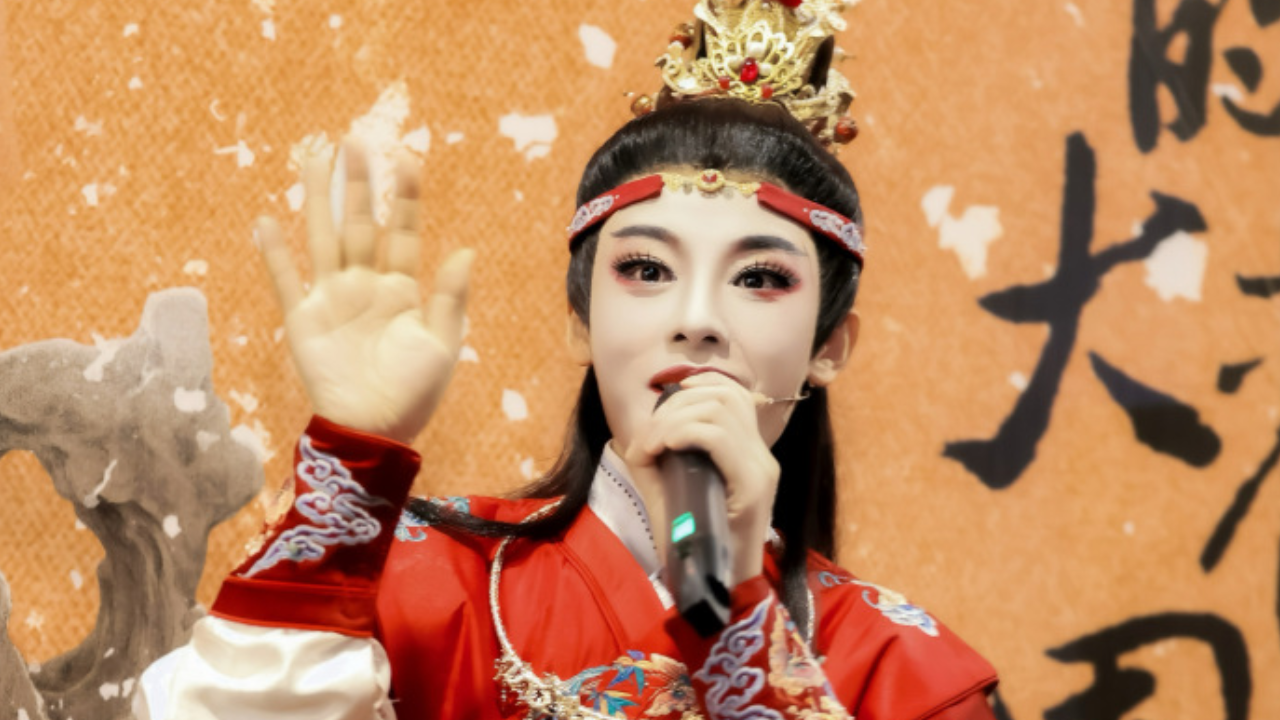 陈丽君携《我的大观园》赴台湾开启首演 撒娇式互动回应粉丝热情 陈丽君携《我的大观园》赴台湾开启首演 撒娇式互动回应粉丝热情