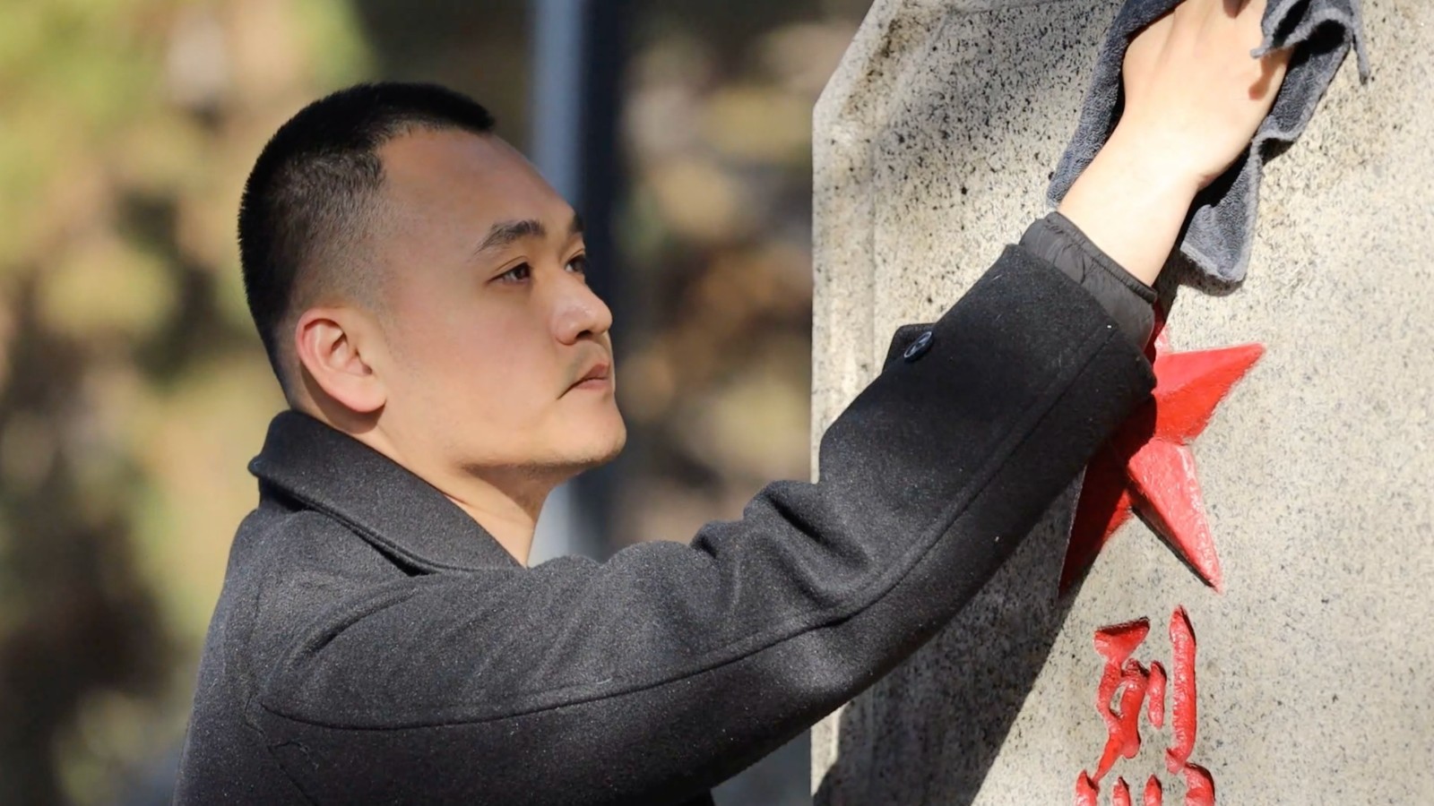 李泽新:《守护先烈荣光 温暖退役老兵》(下集)_北京时间