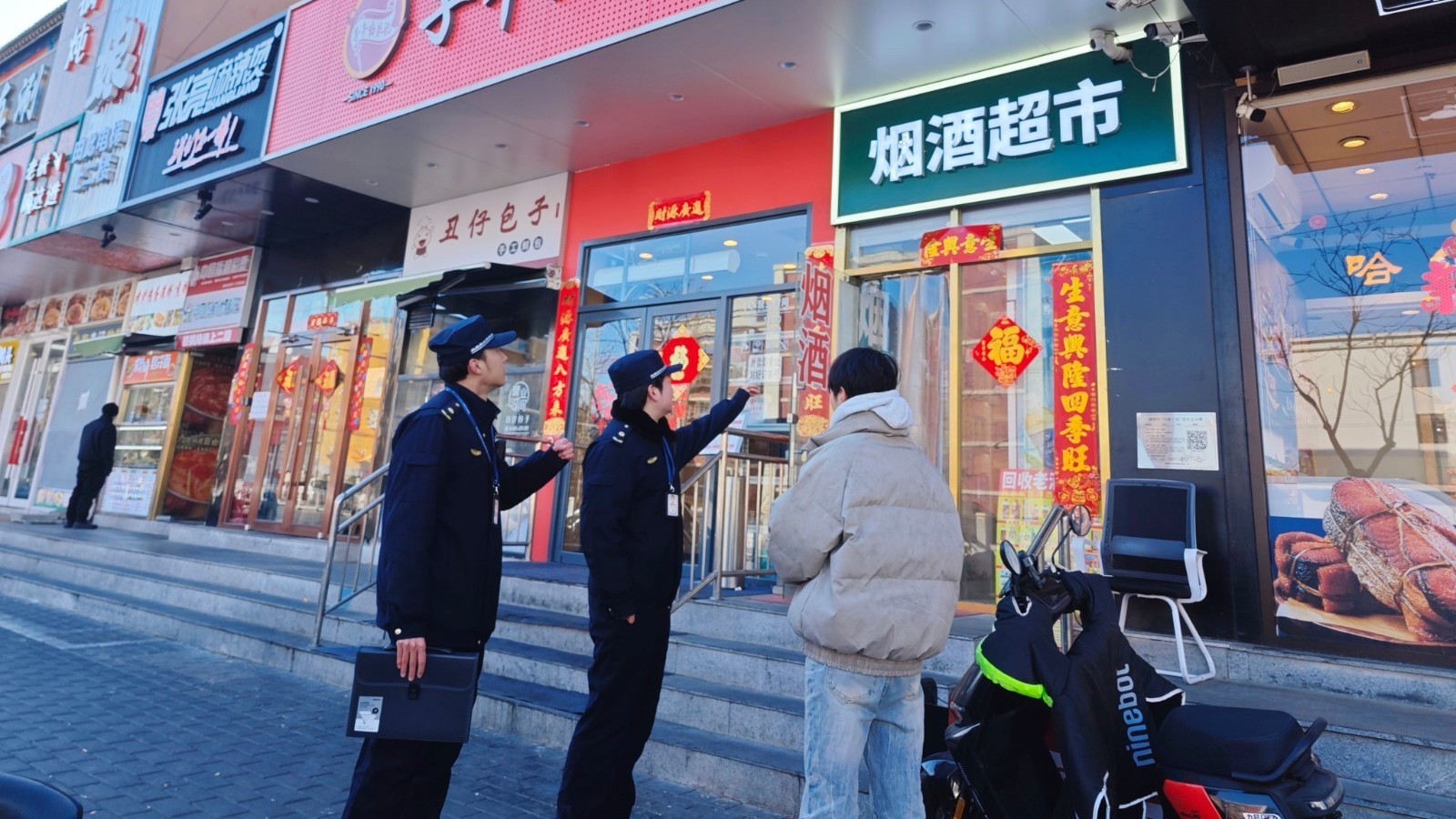 大风天守护街面安全！朝阳区以“门前三包”为抓手启动快速反应机制