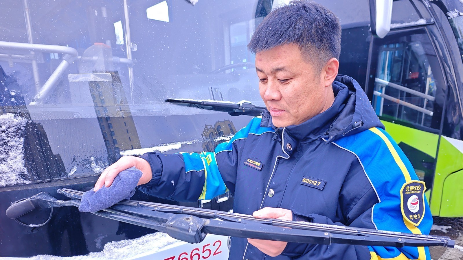 闻雪而动担使命 守护平安出行路 闻雪而动担使命 守护平安出行路