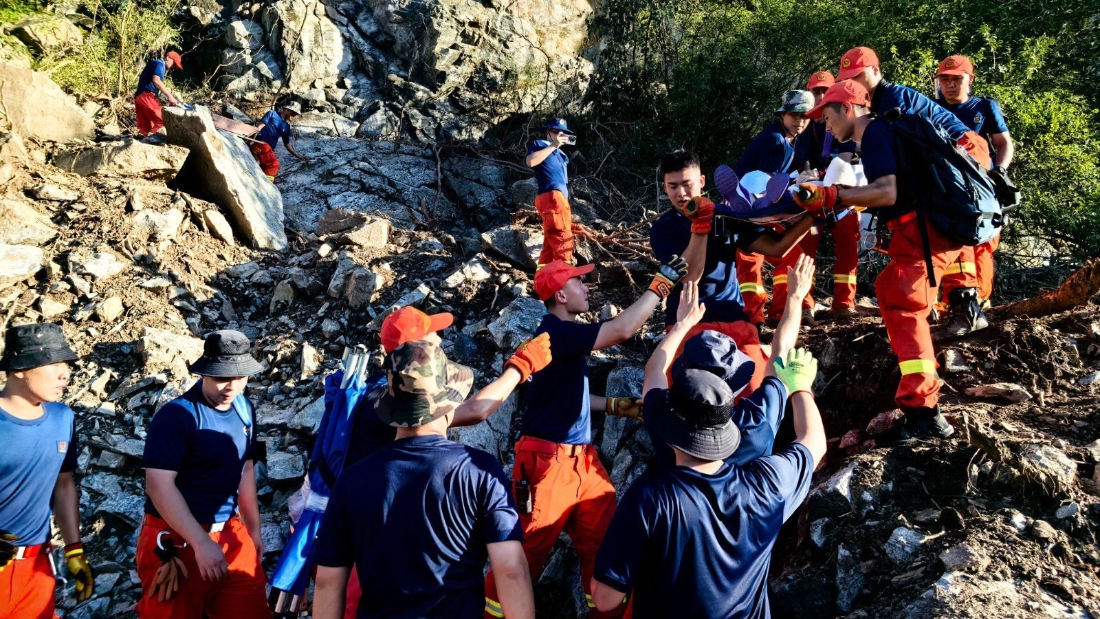 历时7个小时 大兴消防转移113名被困人员