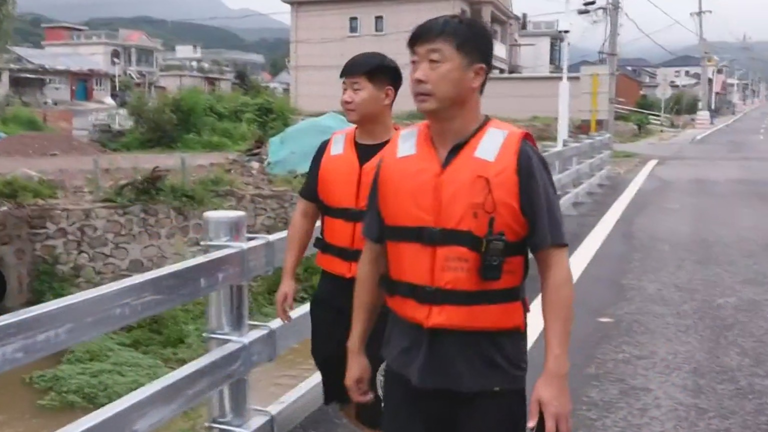 闻汛而动 筑牢防线丨逆向留守 平谷“空村”里的“守村人” 闻汛而动 筑牢防线丨逆向留守 平谷“空村”里的“守村人”