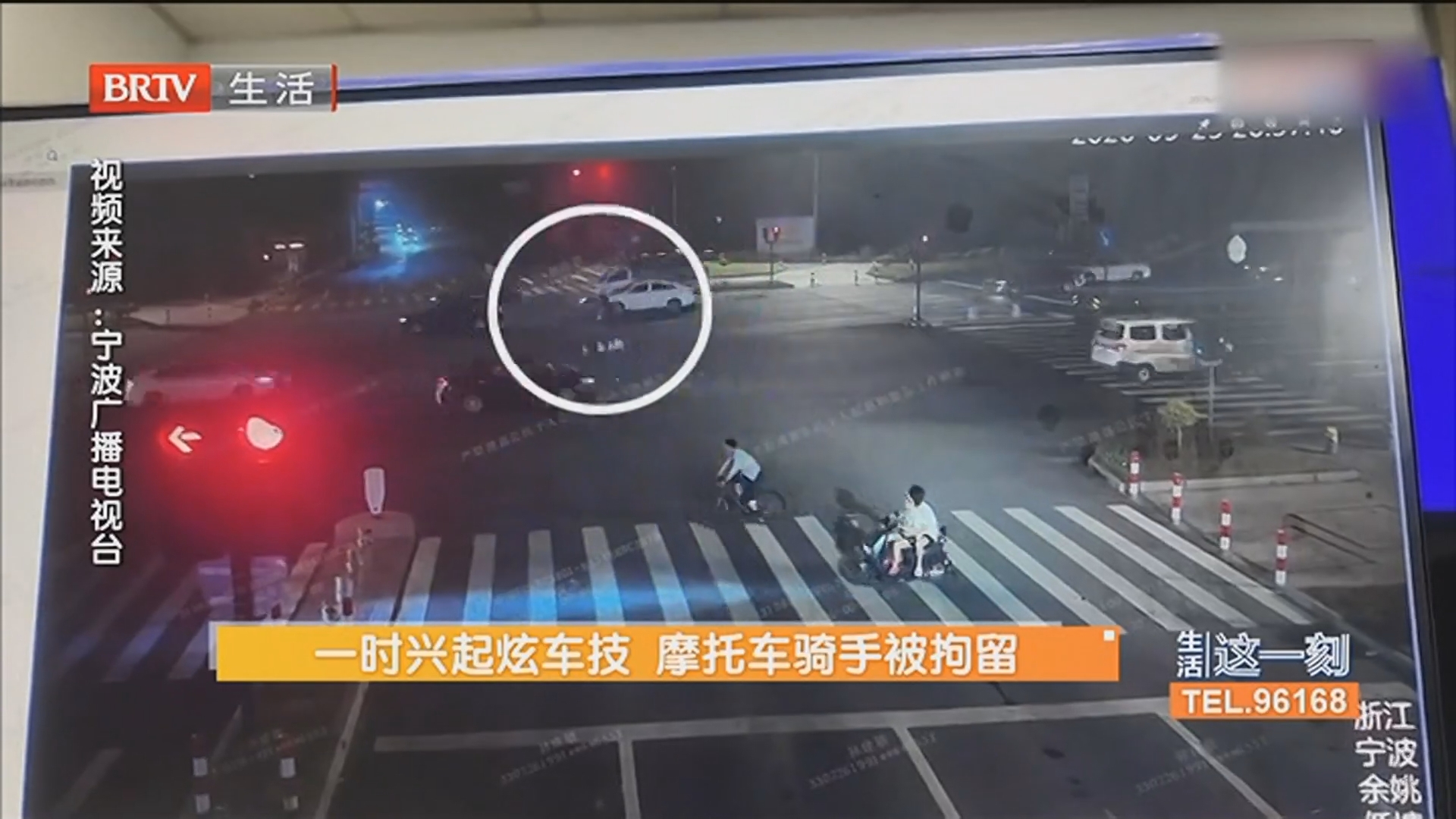 一时兴起炫车技 摩托车骑手被拘留