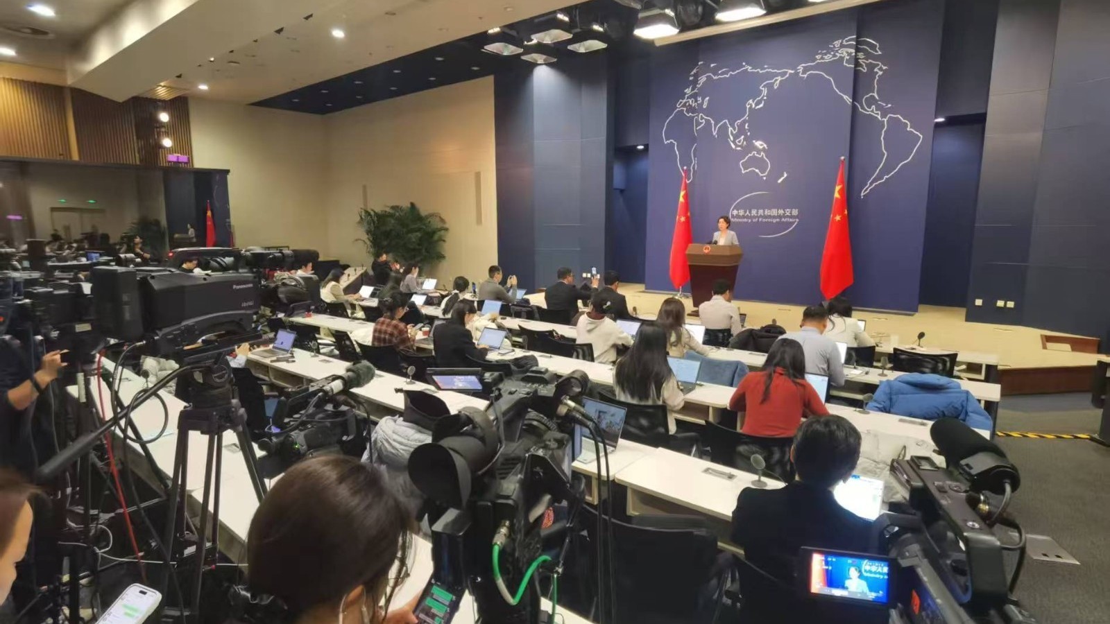 特朗普威胁对伊朗采取“非常强有力的行动” 外交部回应 特朗普威胁对伊朗采取“非常强有力的行动” 外交部回应