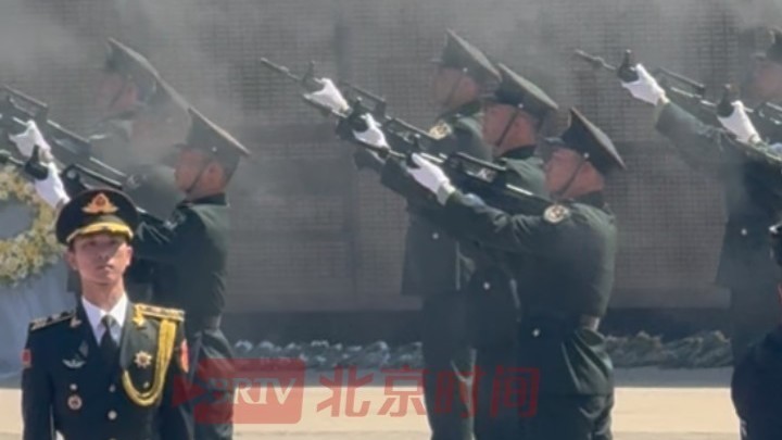 全体人员三鞠躬，礼兵鸣枪12响，向志愿军英烈致以最崇高的敬意！