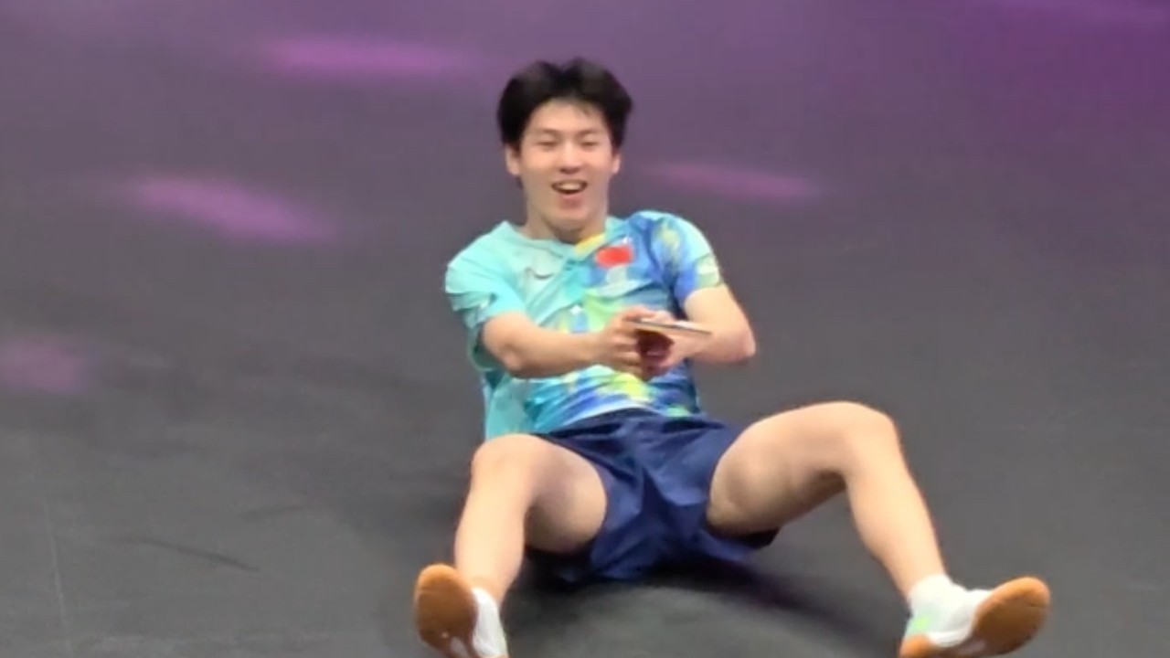 WTT重庆赛男单1/4决赛 温瑞博战胜邱党晋级 倒地庆祝后与观众共庆胜利