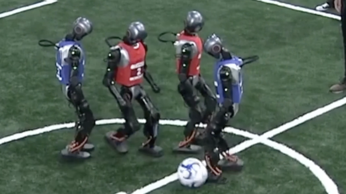 2025机器人运动会足球赛：机器人动作如行云流水，防守反击破门！