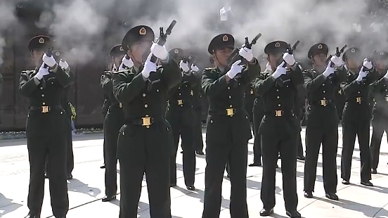 英魂归故里 12响最高鸣枪礼节致敬志愿军烈士