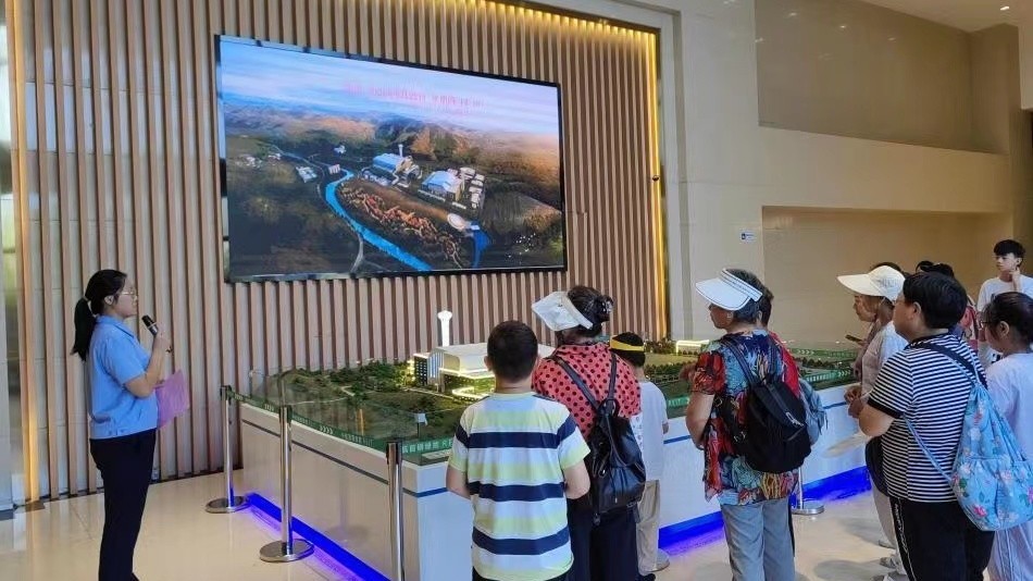 门头沟区龙泉镇组织辖区居民走进鲁家山垃圾处理厂 门头沟区龙泉镇组织辖区居民走进鲁家山垃圾处理厂