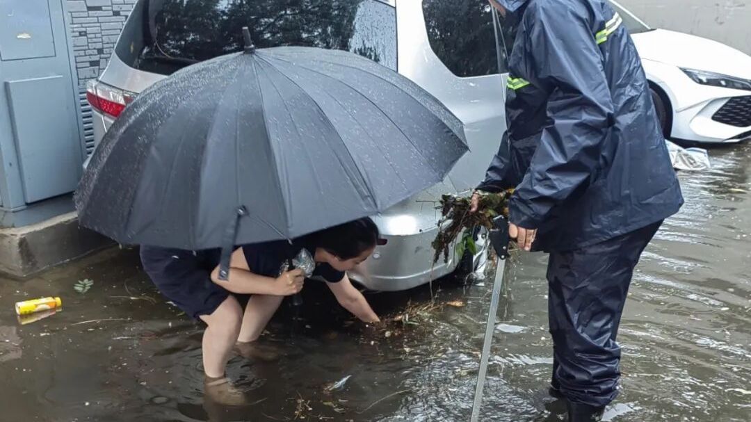 大雨突袭！ 安定门街道快速处置积水险情