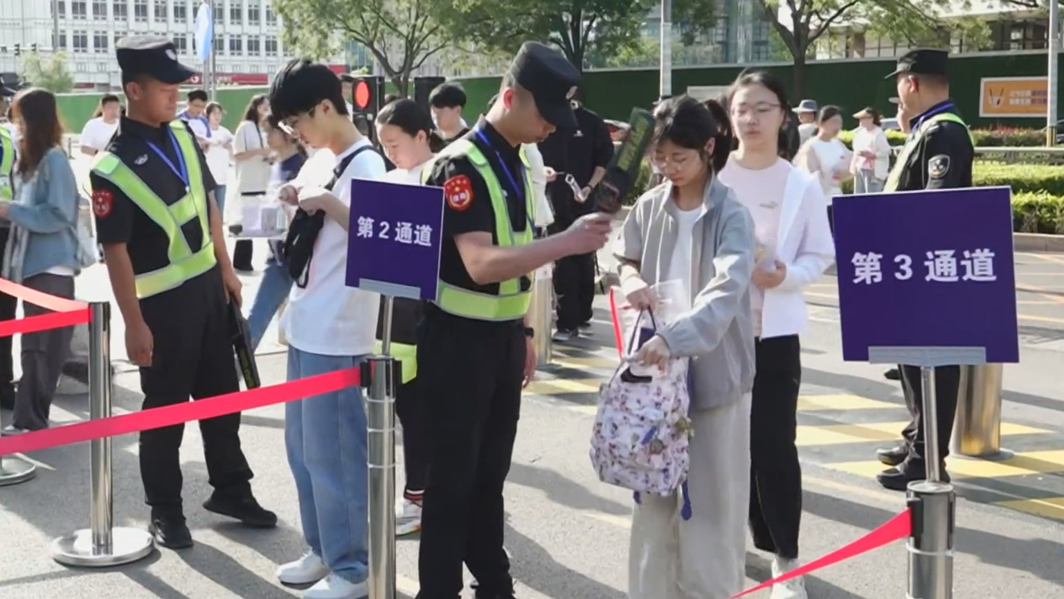 2025北京高考开考 考试首日各考点平稳有序
