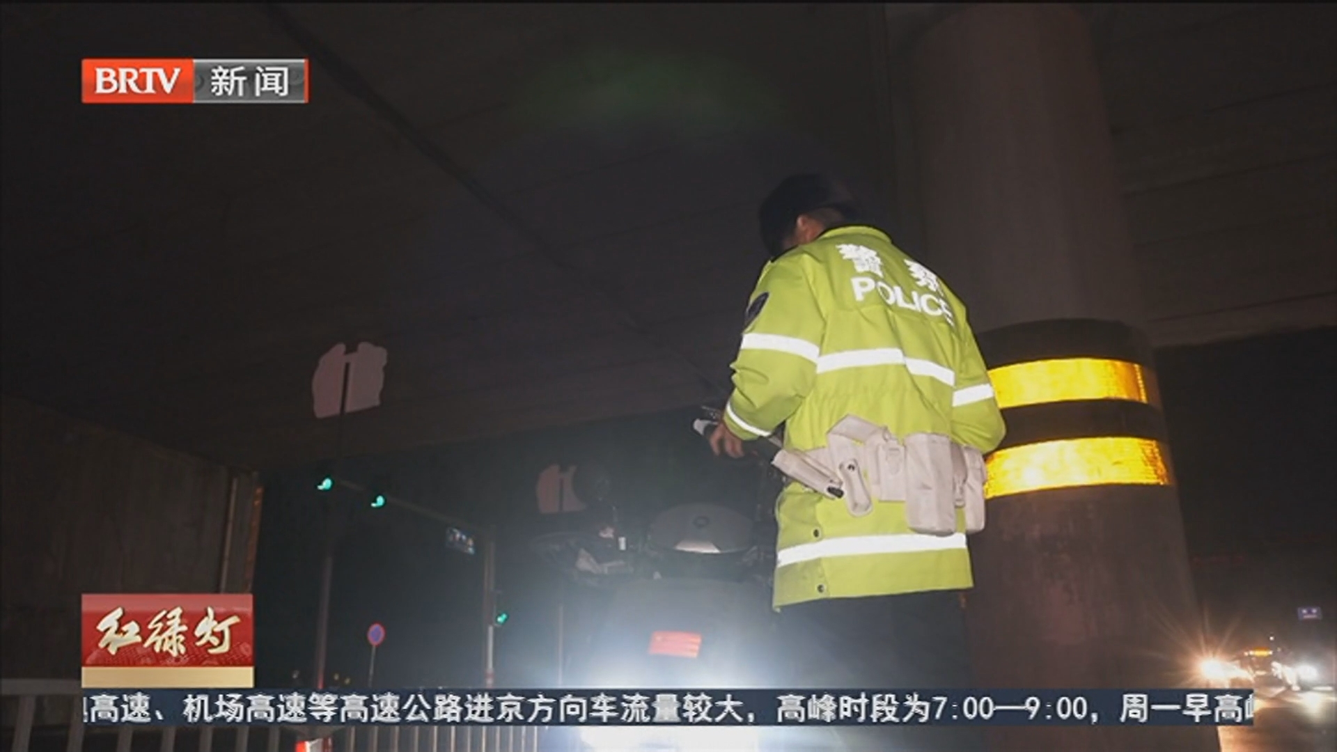 十字路口车多人多 安全面前勿“任性”