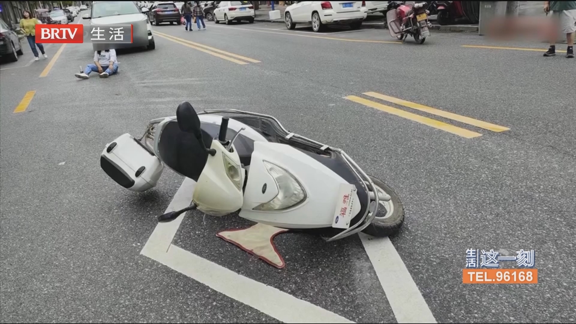 轿车追尾摩托车 司机疲劳驾驶惹祸上身
