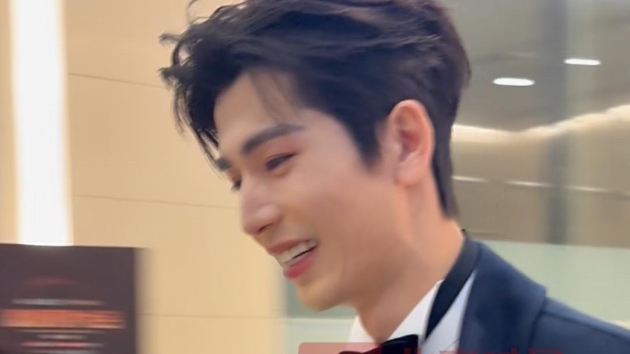 张凌赫2025微博视界大会下班路透,步伐轻快、笑容满面、松弛感十足 张凌赫2025微博视界大会下班路透,步伐轻快、笑容满面、松弛感十足