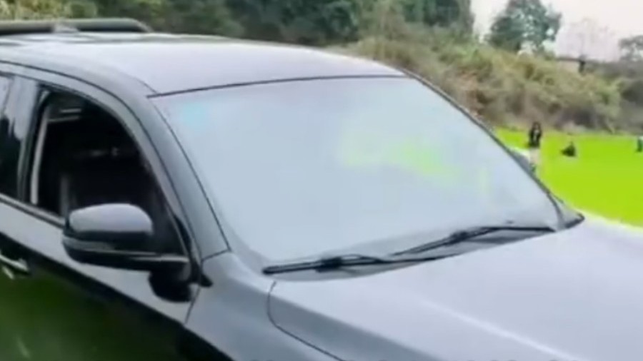 湖南一网红草地遭车辆炫技破坏 湖南一网红草地遭车辆炫技破坏