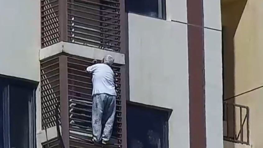 89岁老人不慎将自己反锁 情急之下翻出27层窗外爬到21层 89岁老人不慎将自己反锁 情急之下翻出27层窗外爬到21层
