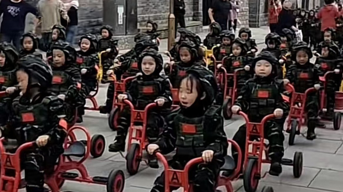 幼儿园小朋友走方队祝福祖国