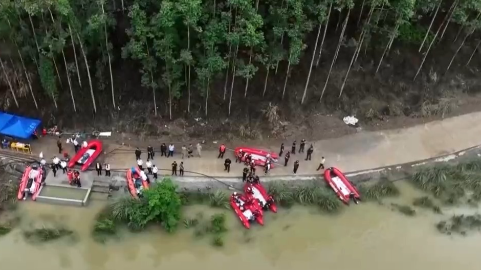 广西环江县车辆坠河已致1人遇难，9名失联人员仍未找到