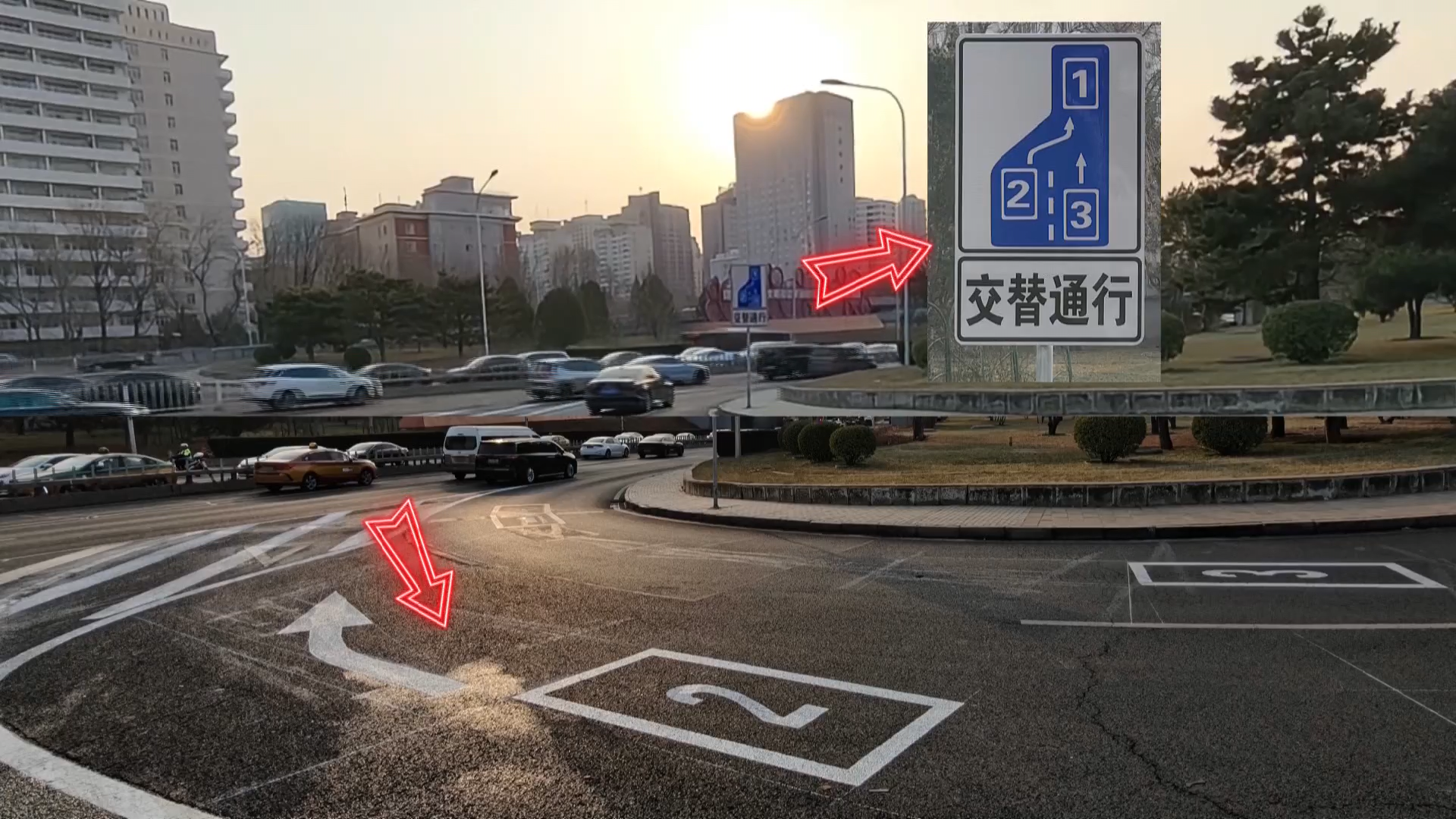 交管部门对22处合流路段 采取“拉链式”交替通行措施 交管部门对22处合流路段 采取“拉链式”交替通行措施