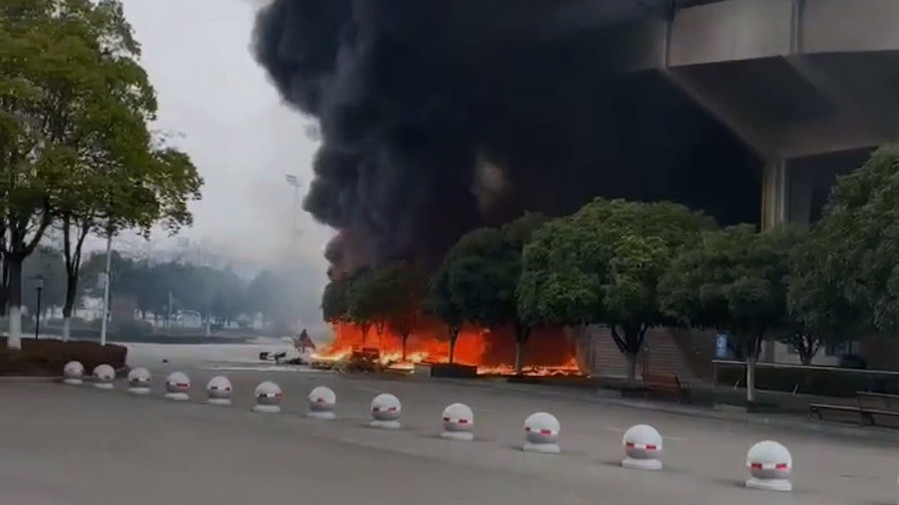 应急管理局辟谣飞机坠落现场起大火,系无人机坠落,目前火已扑灭。 应急管理局辟谣飞机坠落现场起大火,系无人机坠落,目前火已扑灭。