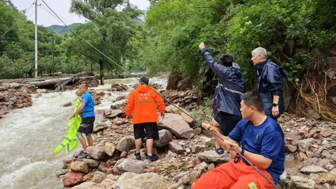 以身为伞  平谷城管队员逆行而上