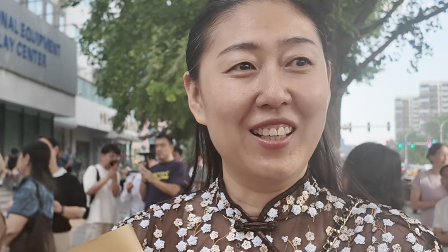 高考后妈妈旗袍捧花接考