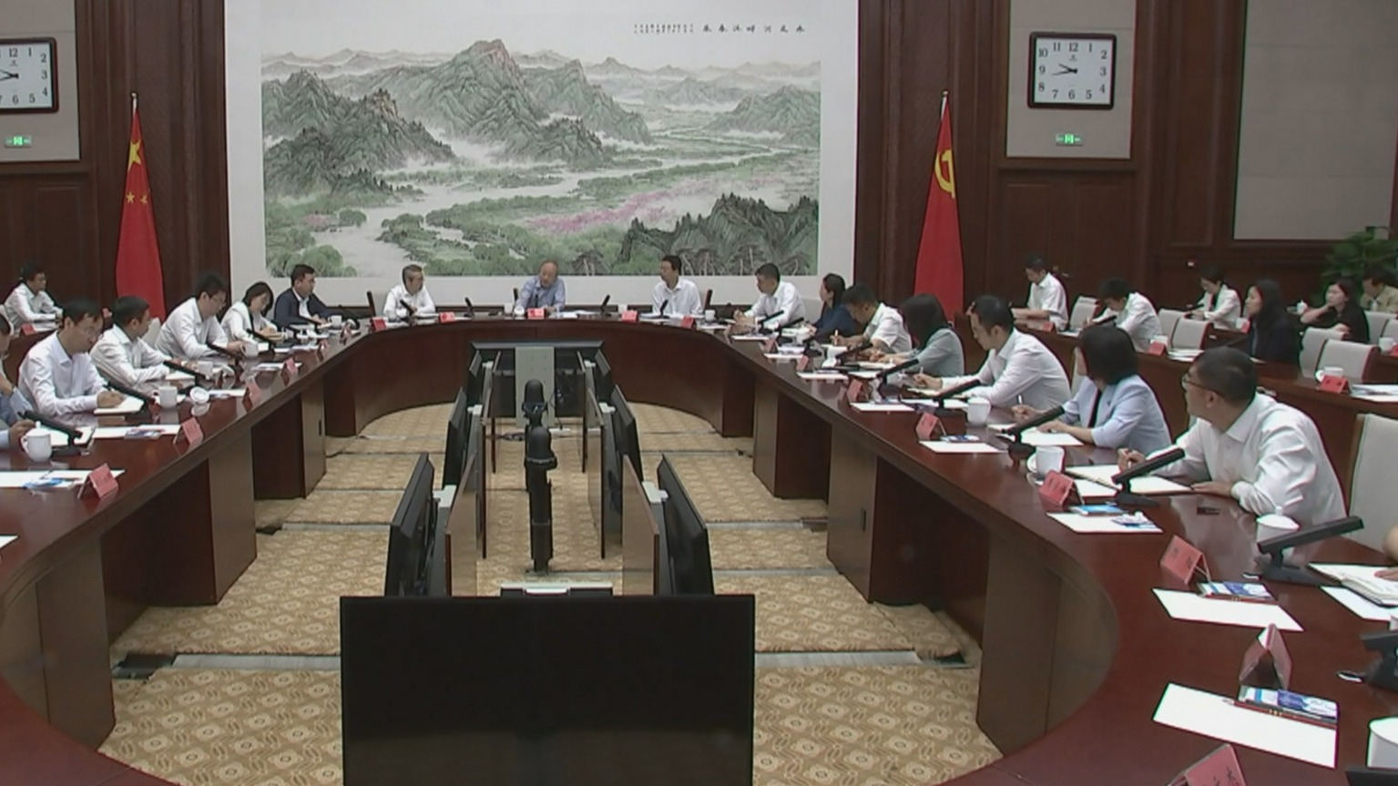 尹力为全市年轻干部代表讲学习教育专题党课并与大家座谈
