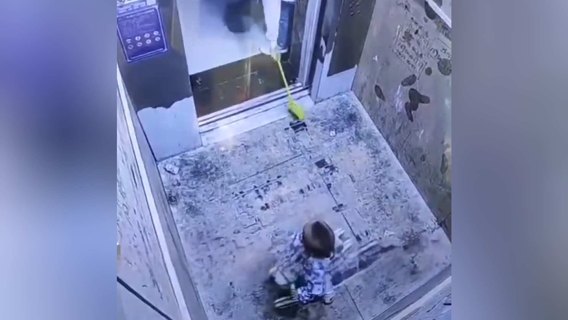 女子将孩子独自放在28层电梯中 仅用一把玩具铲子挡住电梯门