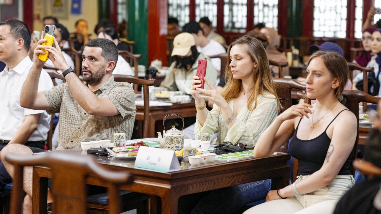 50多位中外青年齐聚湖广会馆,品茗交流感受中国茶文化魅力 50多位中外青年齐聚湖广会馆,品茗交流感受中国茶文化魅力