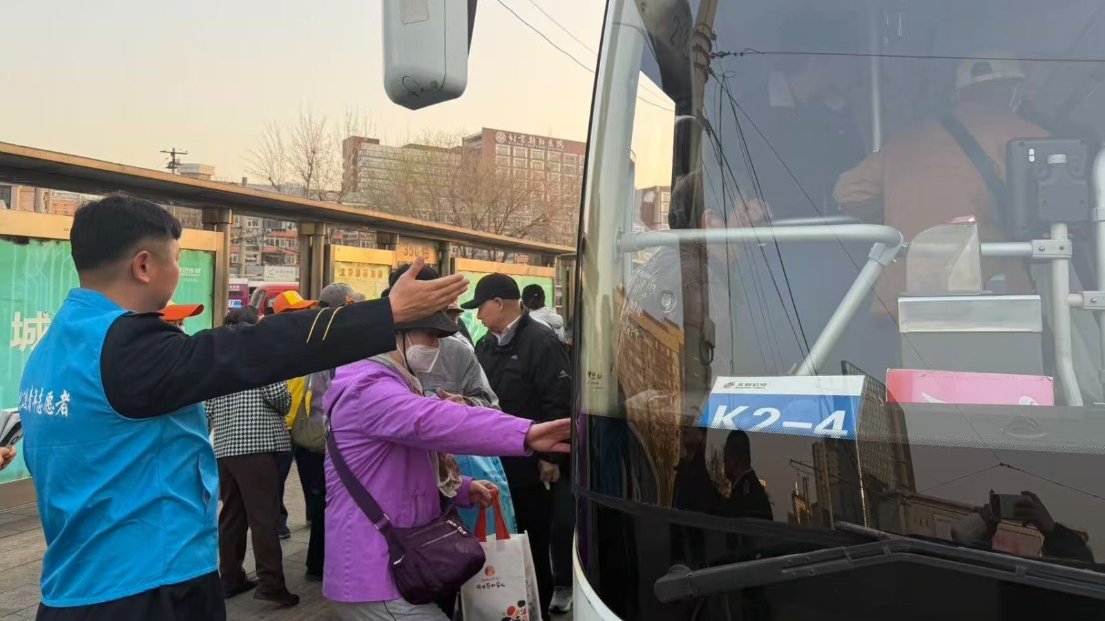 清明祭扫高峰 北京公交集团开通多条扫墓专线 增设站点