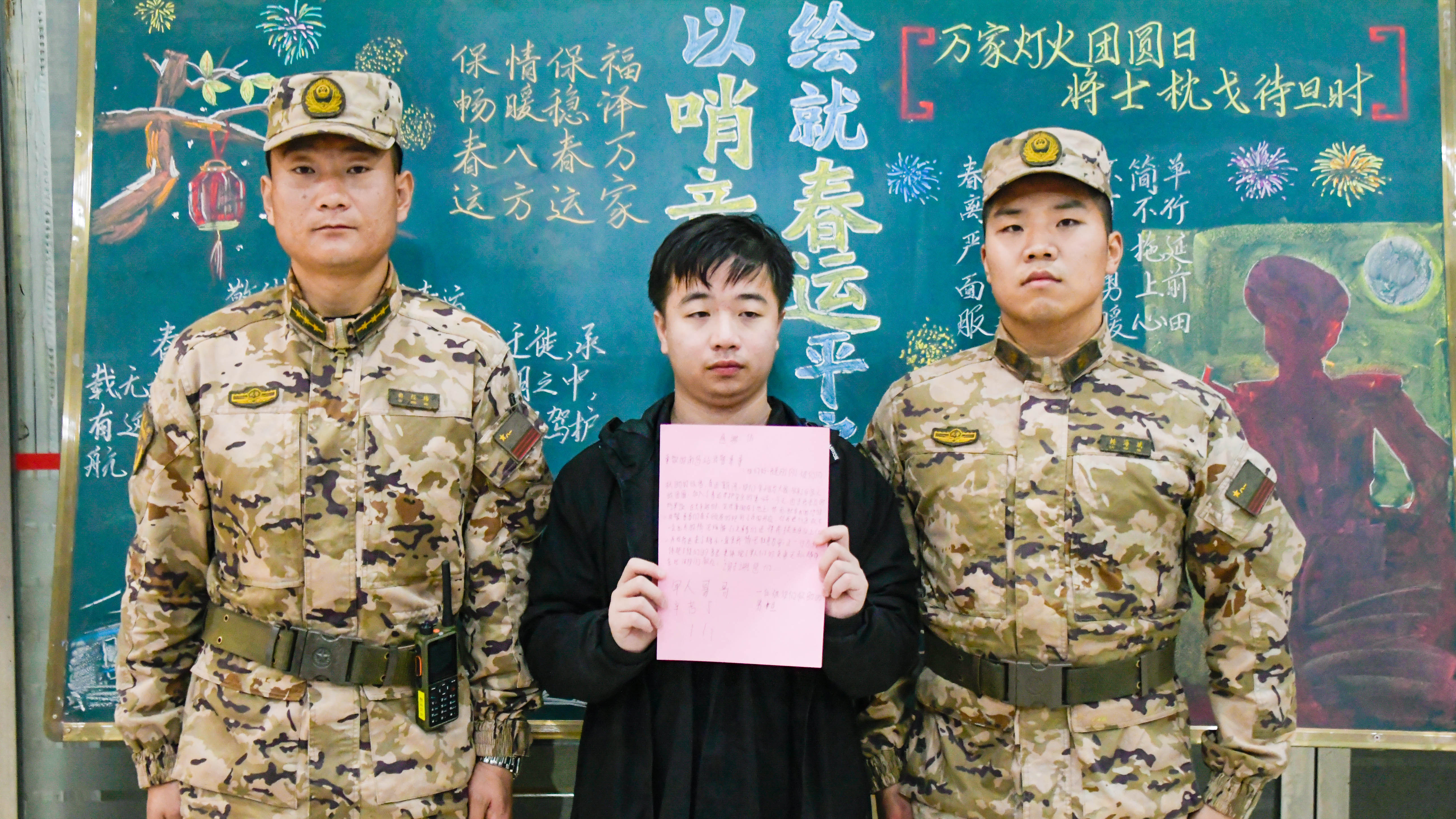 暖心！武警官兵紧急救援晕倒旅客