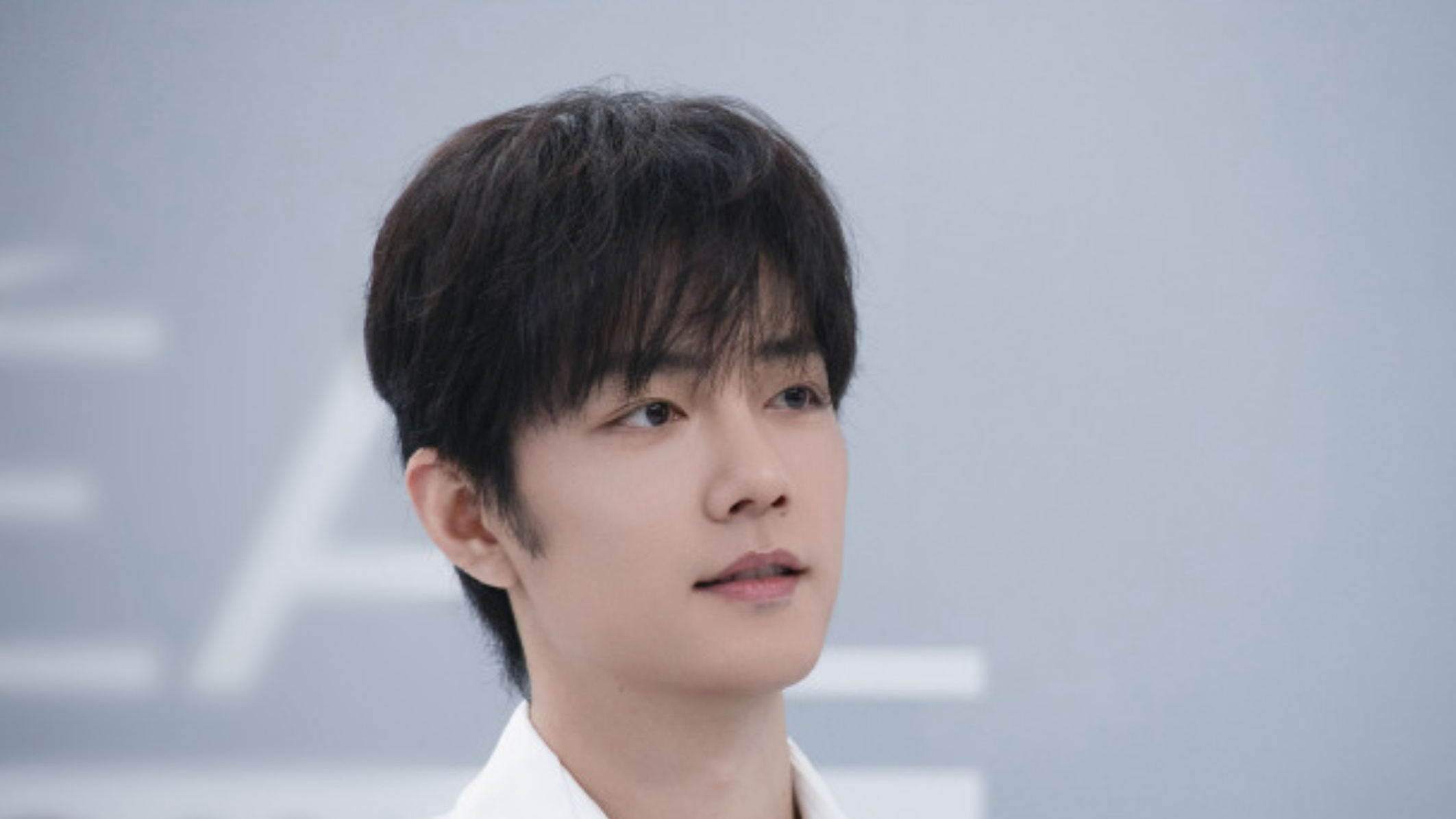 肖战黑白装亮相品牌活动直播现场,干净利落穿搭完美拿捏清新少年风 肖战黑白装亮相品牌活动直播现场,干净利落穿搭完美拿捏清新少年风