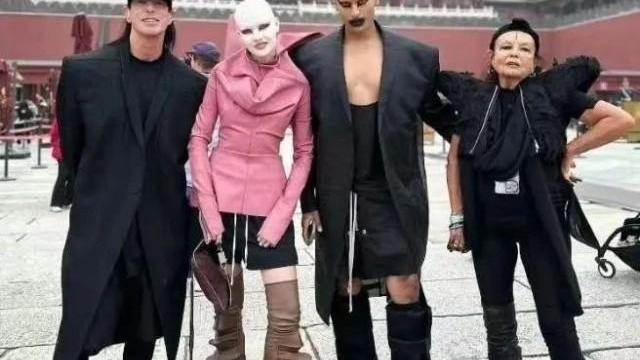 美设计师在故宫穿奇装游行被劝离?故宫最新回应 美设计师在故宫穿奇装游行被劝离?故宫最新回应
